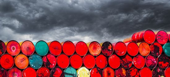 Нефть дешевеет рекордными темпами более чем за год