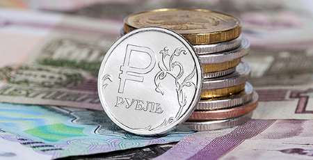 Рубль слабеет, несмотря на нефть