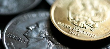 Рубль остается выше 65,5 за доллар