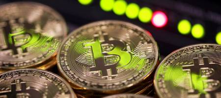 Биткоин цепляется за $9000