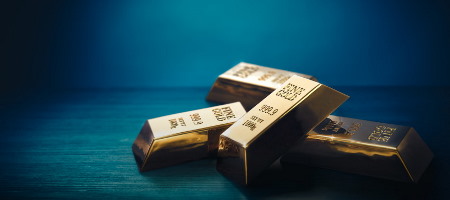 Золото торгуется около максимумов января