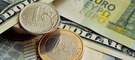Доллар обновил четырехлетний минимум к рублю