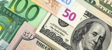 Евро на грани паритета с долларом впервые за 20 лет